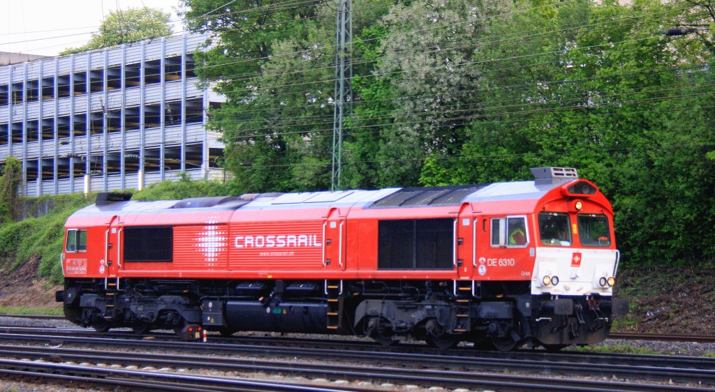 Die Class 66 DE6310  Griet  von Crossrail rangiert in Aachen-West am Abend des 14.5.2013.