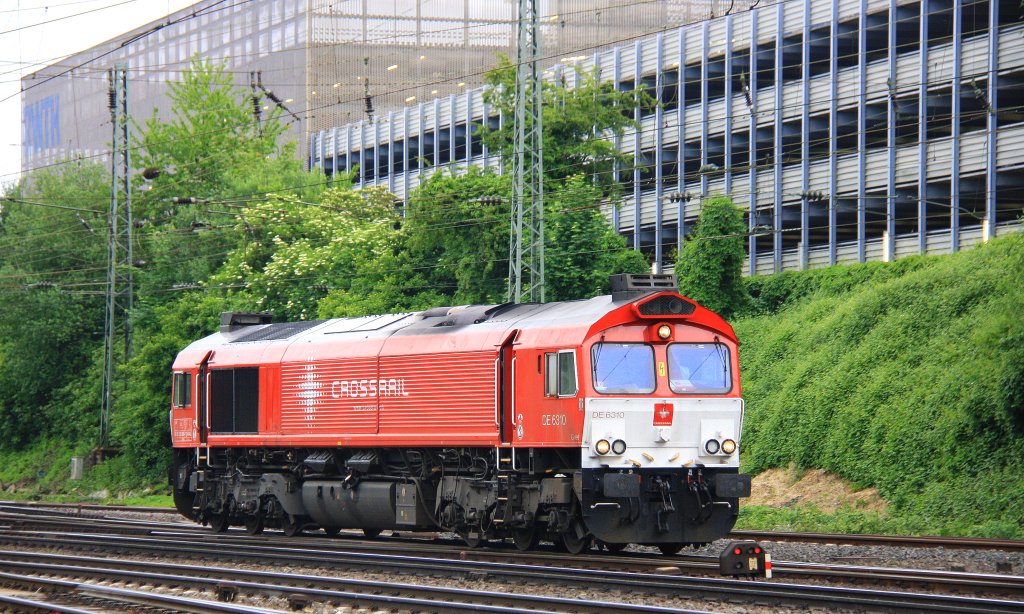 Die Class 66 DE6310  Griet  von Crossrail rangiert in Aachen-West  bei Sonne und Wolken am Abend vom 11.6.2013.