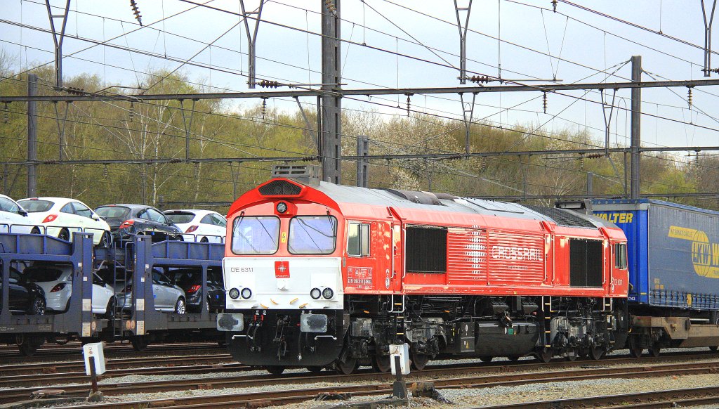 Die Class 66 DE6311  Hanna  von Crossrail steht in Montzen-Gare(B) mit einem LKW-Walter-Zug bei Wolken am 21.4.2012.