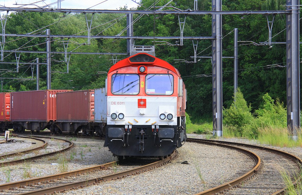 Die Class 66 DE6311  Hanna  von Crossrail steht mit einem langen Containerzug in Montzen-Gare(B) bei Sonnenschein am 17.6.2012.