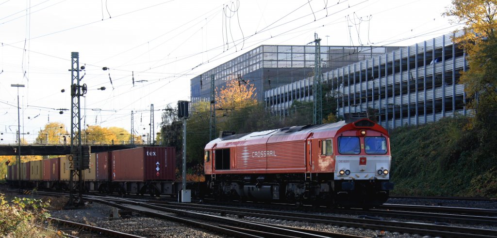 Die Class 66 DE6311  Hanna  von Crossrail kommt mit einem sehr langen MSC-Containerzug aus  Antwerpen-Berendrecht(B) nach Weil Am Rhein(D) und fhrt in Aachen-West ein bei schnem Sonnenschein am 9.11.2012.