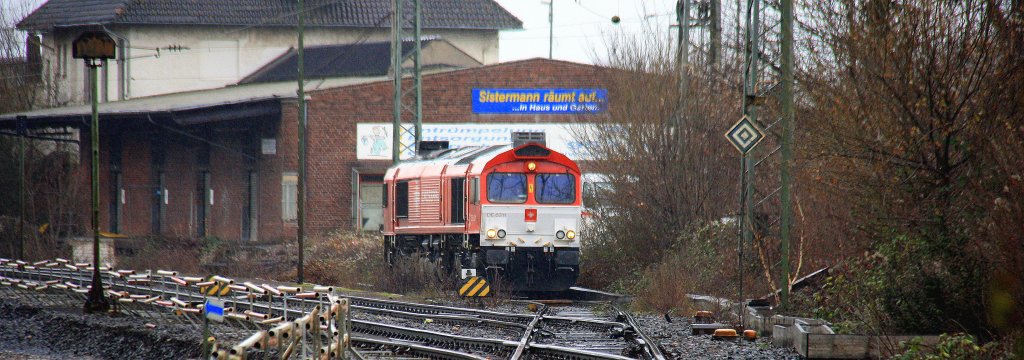 Die Class 66 DE6311  Hanna  von Crossrail steht auf dem abstellgleis mit licht an in Aachen-West bei Regenwetter am 16.12.2012.