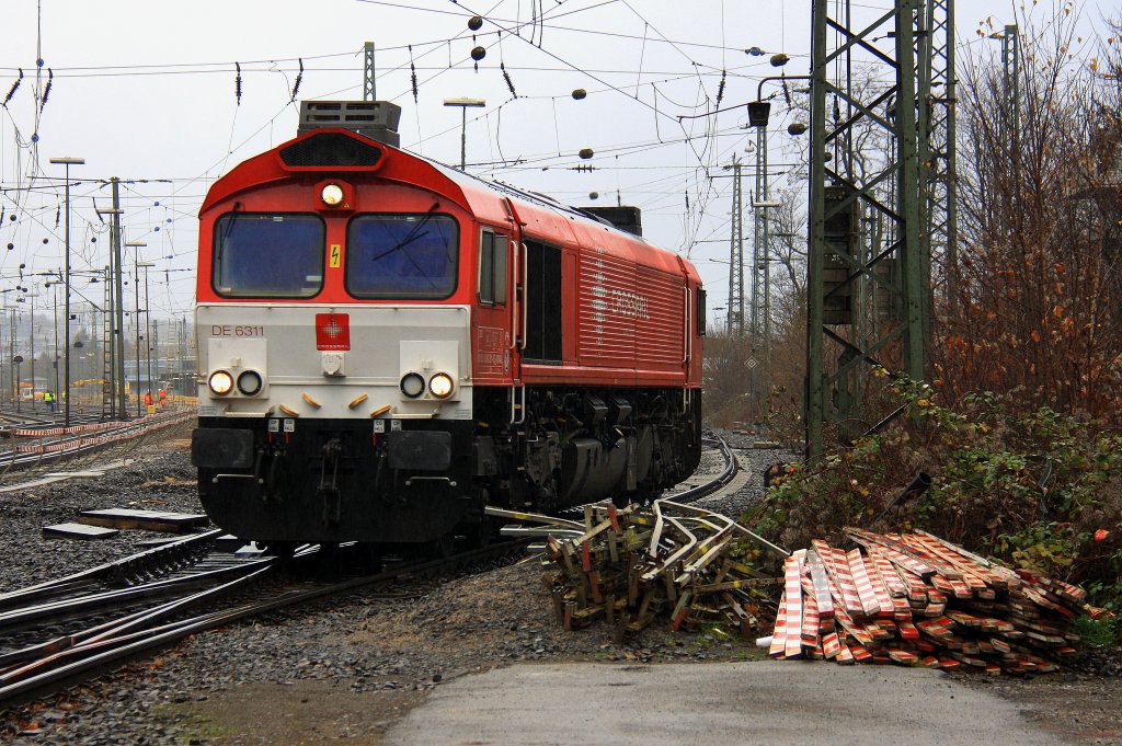 Die Class 66  DE6311  Hanna  von Crossrail rangiert in Aachen-West bei Regenwetter am 16.12.2012.