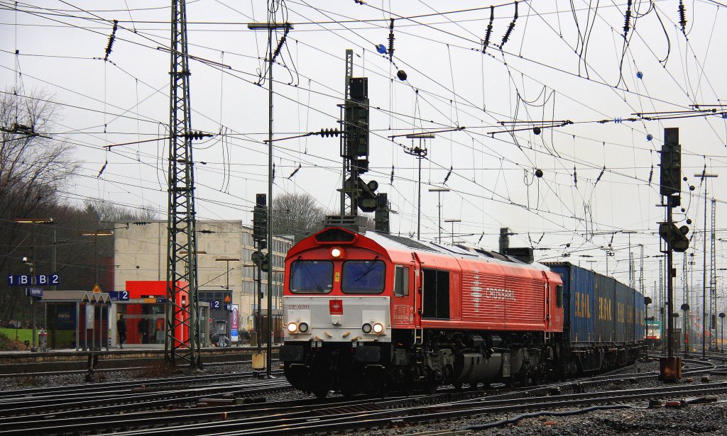Die Class 66 DE6311  Hanna  von Crossrail f�hrt mit viel Gas mit einem Bulkhaul-Ganzzug aus Melzo(I) nach Zeebrugge-Ramskapelle(B) bei der Ausfahrt aus Aachen-West und f�hrt in Richtung Montzen/Belgien bei Nieselregen am 16.12.2012.