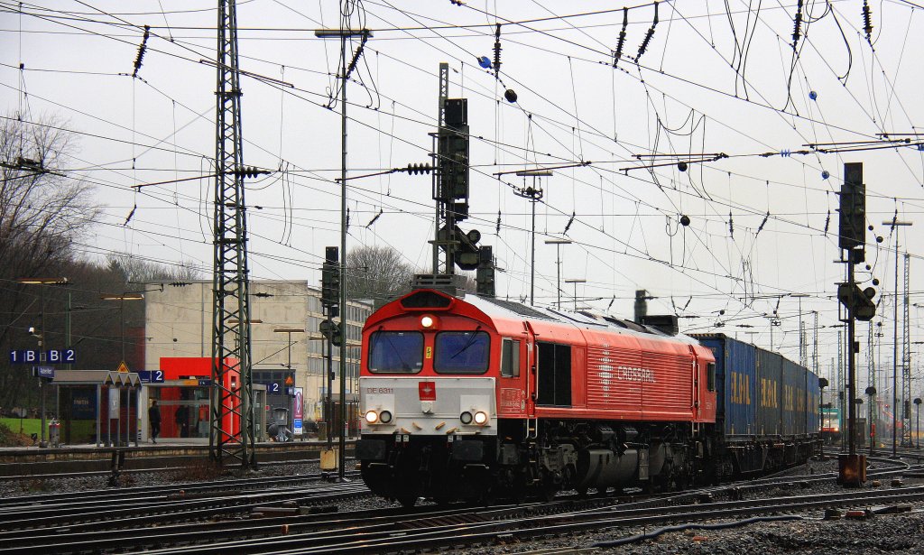 Die Class 66 DE6311  Hanna  von Crossrail fhrt mit viel Gas mit einem Bulkhaul-Ganzzug aus Melzo(I) nach Zeebrugge-Ramskapelle(B) bei der Ausfahrt aus Aachen-West und fhrt in Richtung Montzen/Belgien bei Nieselregen am 16.12.2012.