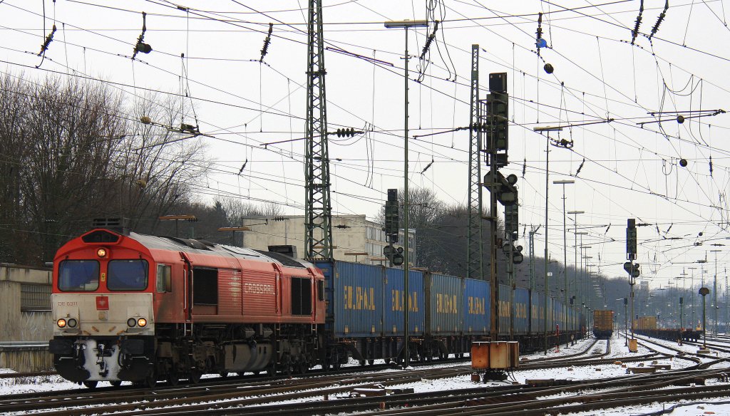 Die Class 66 DE6311  Hanna  von Crossrail fhrt mit einem Bulkhaul-Ganzzug aus Melzo(I) nach Zeebrugge-Ramskapelle(B) bei der Ausfahrt aus Aachen-West und fhrt in Richtung Montzen/Belgien im Schnee am 18.1.2013.