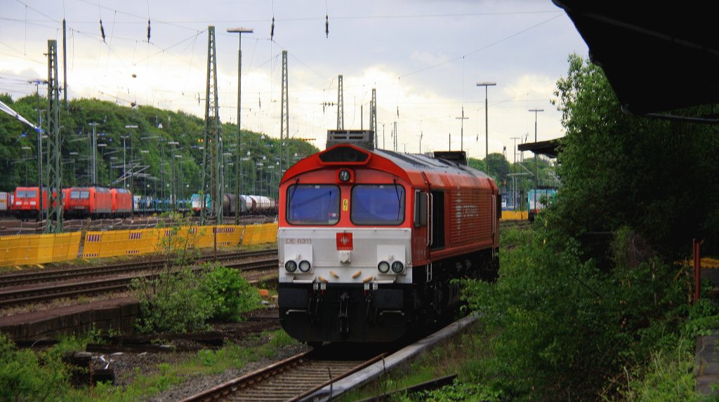 Die Class 66 DE6311  Hanna  von Crossrail steht abgestellt an der Laderampe in Aachen-West bei Abendsonne und Regenwolken am 22.5.2013.