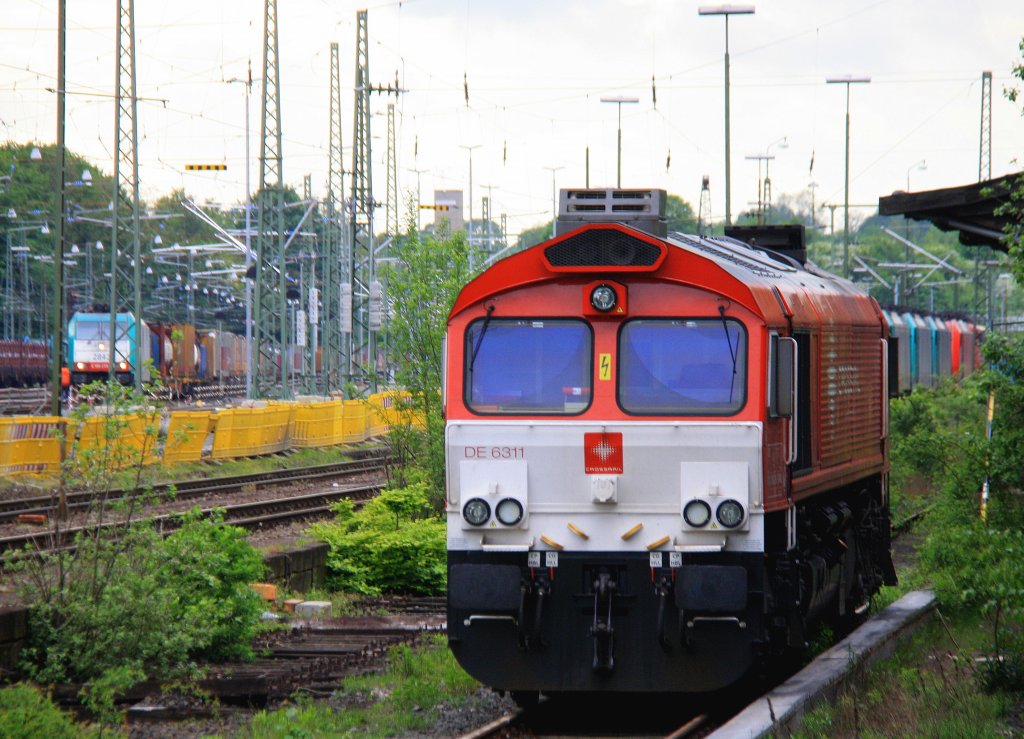 Die Class 66 DE6311  Hanna  von Crossrail steht abgestellt an der Laderampe in Aachen-West bei Abendsonne und Regenwolken am Abend des 22.5.2013.