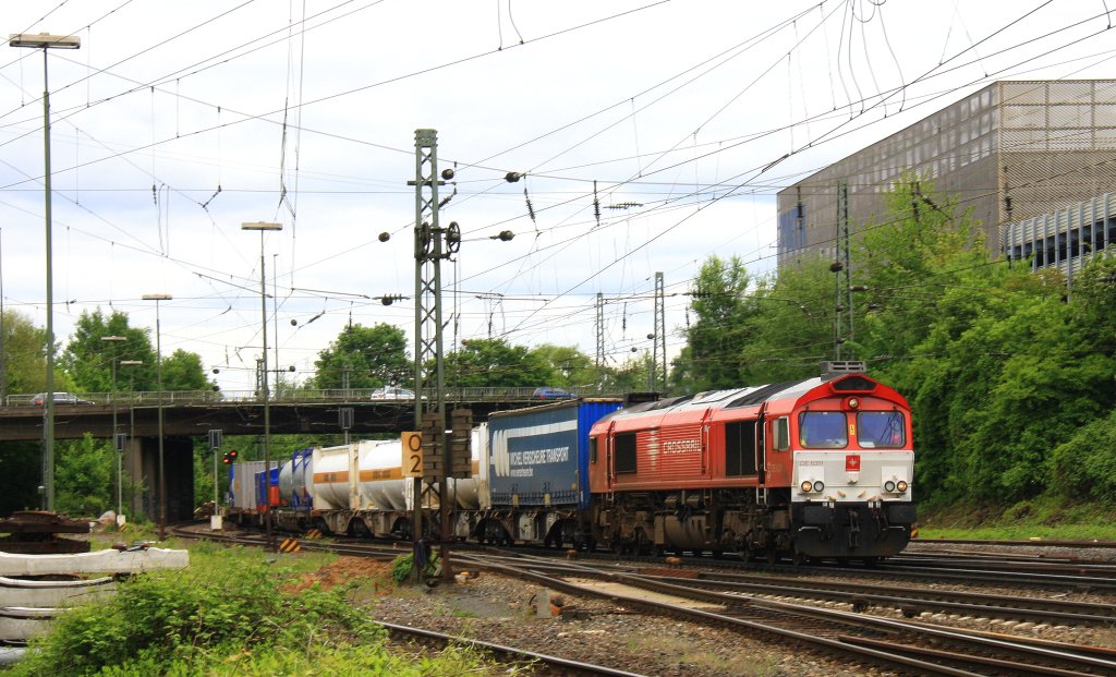 Die Class 66 DE6311  Hanna  von Crossrail kommt aus Richtung Montzen/Belgien  mit einem langen Containerzug aus Genk-Zuid-Haven(B) nach Gallarate(I) und fhrt in Aachen-West ein bei Sonne und Wolken am 30.5.2013.