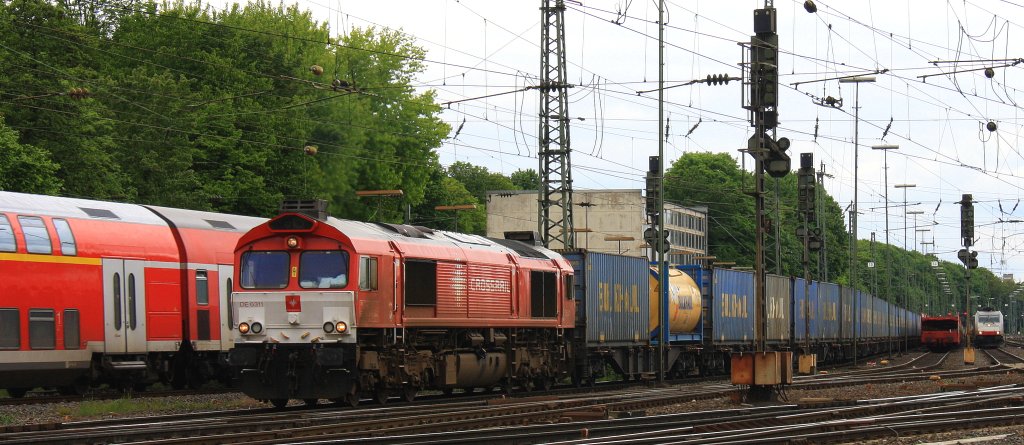 Die Class 66 DE6311  Hanna  von Crossrail fhrt mit einem Bulkhaul-Ganzzug aus Melzo(I) nach Zeebrugge-Ramskapelle(B) bei der Ausfahrt aus Aachen-West und fhrt in Richtung Montzen/Belgien bei Sonne und Wolken am 30.5.2013.