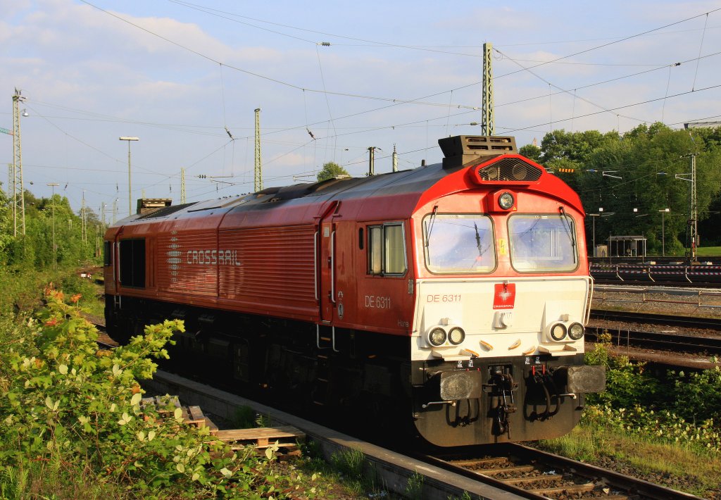 Die Class 66 DE6311  Hanna  von Crossrail steht auf dem abstellgleis in Aachen-West in der Abendsonne am Abend des 31.5.2013.