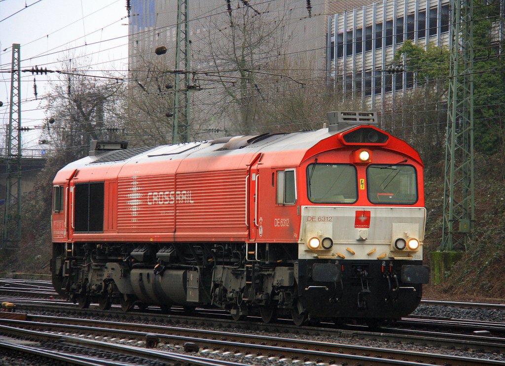 Die Class 66 DE6312  Alix  von Crossrail kommt als Lokzug aus Montzen(B) und fhrt in Aachen-West ein bei Nieselregen am 18.2.2012.