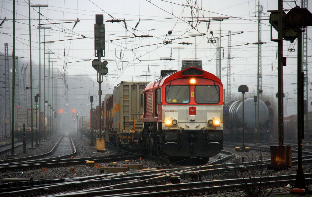 Die Class 66 DE6312  Alix  von Crossrail fhrt mit einem Containerzug von Aachen-West nach Belgien bei Regenwetter am 18.2.2012.