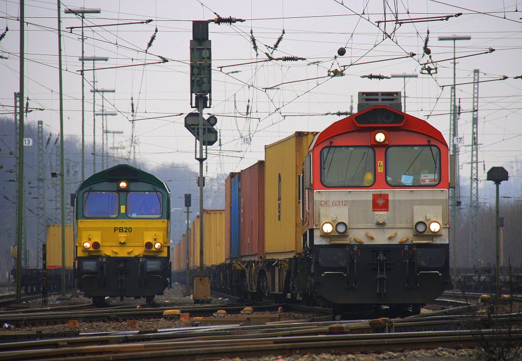 Die Class 66 DE6312  Alix  von Crossrail fhrt mit einem sehr langen Containerzug von Aachen-West nach Belgien, am Ende ist eine 145 CL-031 von Alpha Trains und auf dem Nebengleis steht die Class 66 PB20 von Railtraxx BVBA bei Viele Wolken am 13.3.2012.