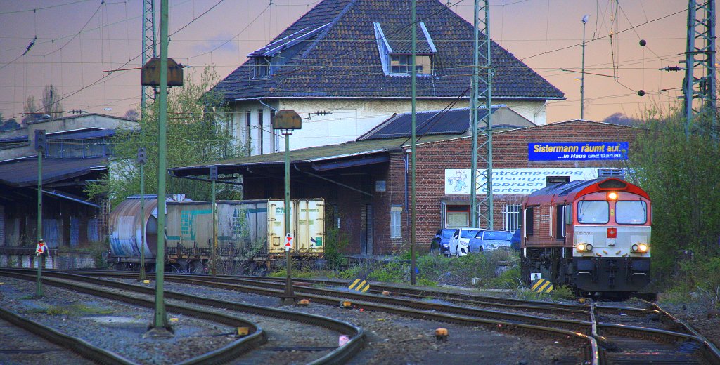 Die Class 66 DE6312  Alix  von Crossrai rangiert in Aachen-West am Abend des 20.4.2012.