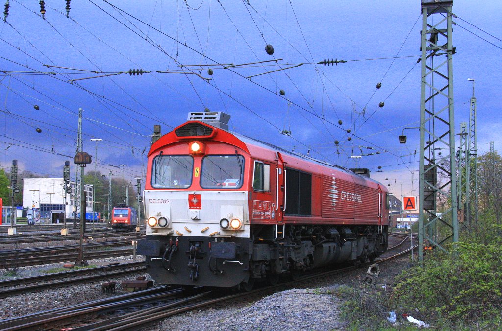 Die Class 66 DE6312  Alix  von Crossrail rangiert bei Dunklen Himmel am 20.4.2012.
