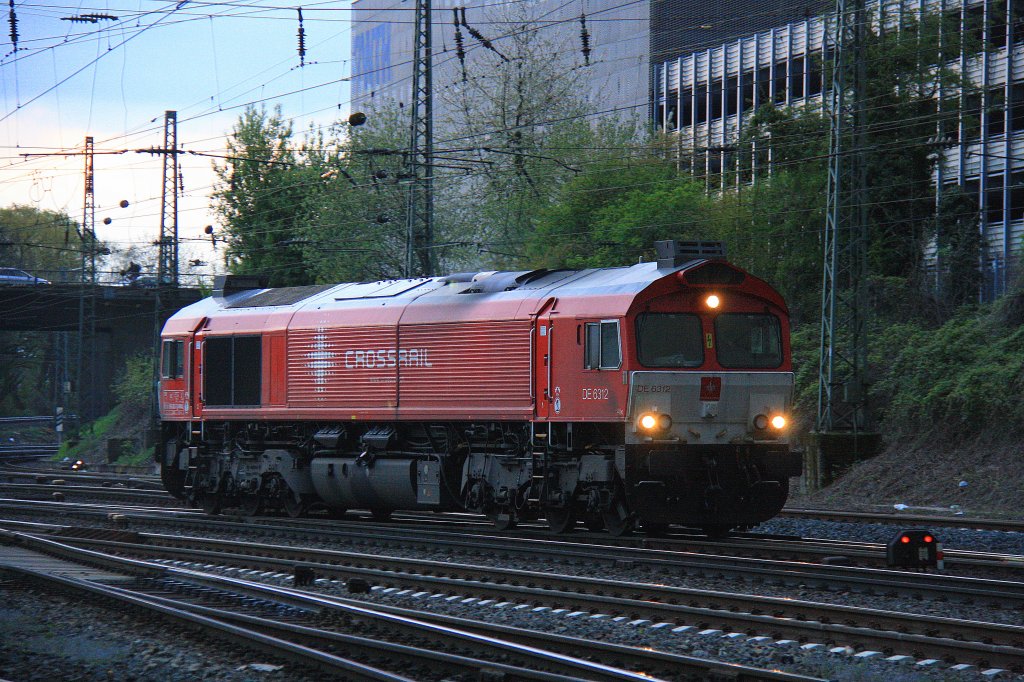 Die Class 66 DE6312  Alix  von Crossrail rangiert in Aachen-West bei Abendstimmung am 20.4.2012.