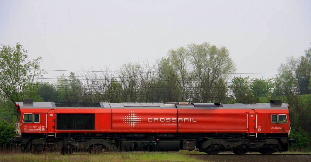 Die Class 66 DE6312  Alix  von Crossrail steht abgestellt in Montzen-Gare(B) bei Regenwetter am 6.5.2012.
