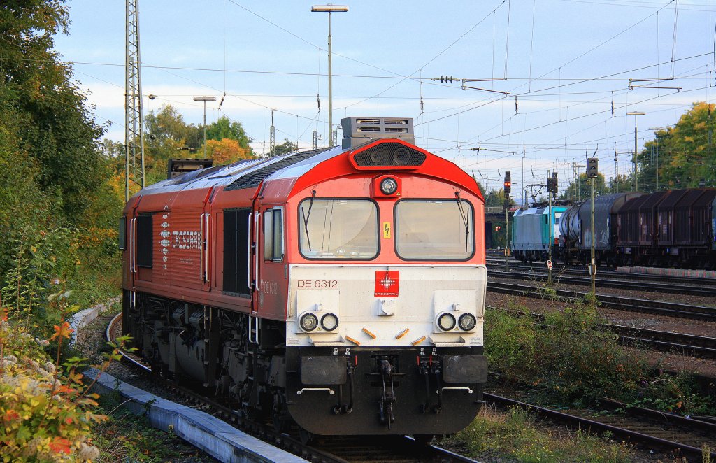 Die Class 66 DE6312  Alix  von Crossrail steht abgestellt an der Laderampe in Aachen-West in der Abendsonne am 9.10.2012.