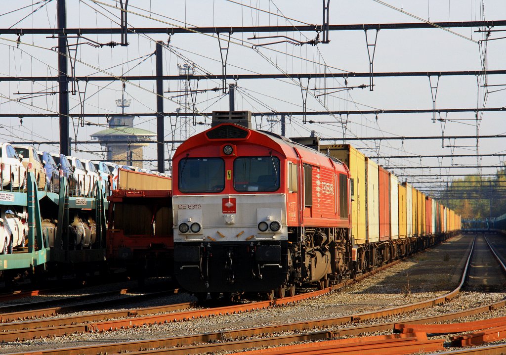 Die Class 66 DE6312  Alix  von Crossrail steht in Montzen-Gare(B) mit einem sehr langen MSC-Containerzug bei Goldenem Oktoberwetter am 21.10.2012. 