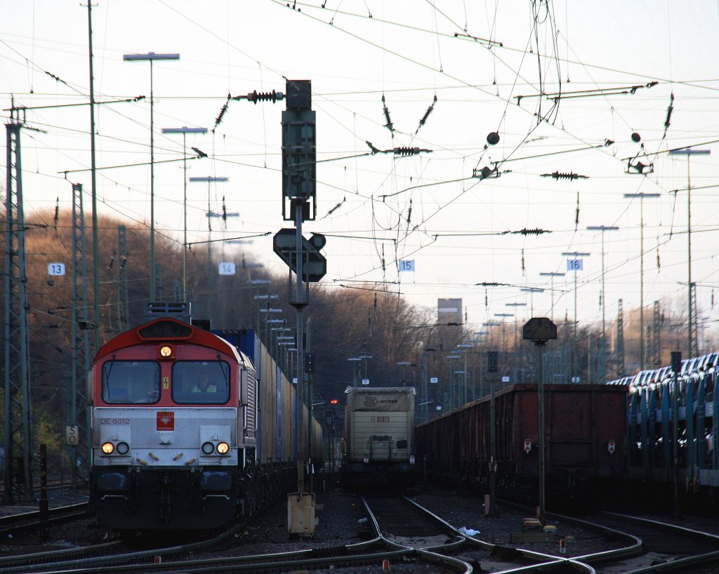 Die Class 66 DE6312  Alix  von Crossrail zieht einen P&O Ferrymasters Containerzug aus Gallarate(I) nach Muizen(B) bei der Ausfahrt von Aachen-West in Richtung Belgien in der Abendsonne am 25.11.2012.