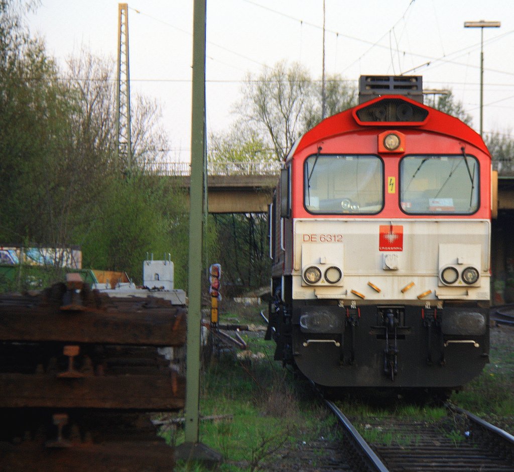 Die Class 66 DE6312  Alix  von Crossrail steht mit Motor an auf dem Abstellgleis in Aachen-West in der Abendsonne am 24.4.2013.