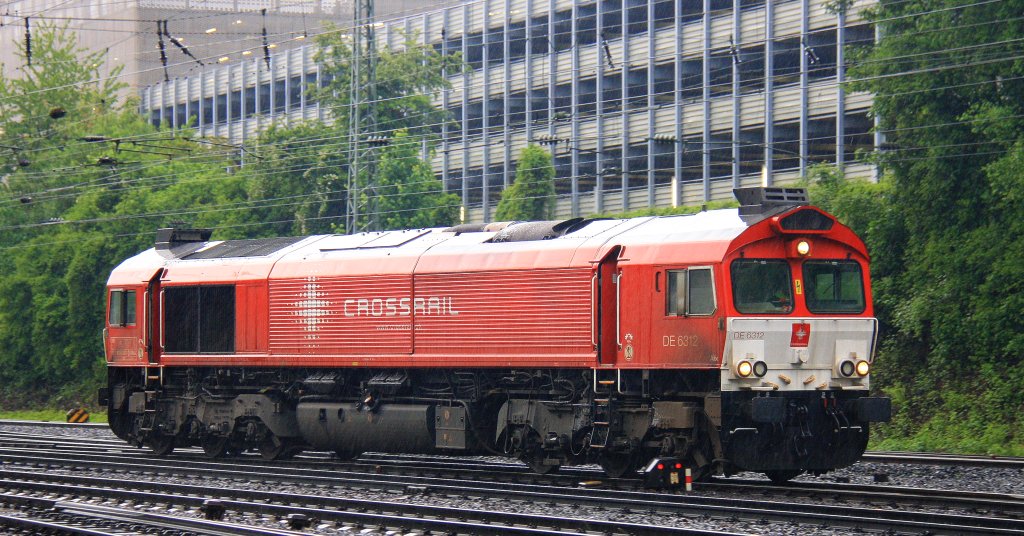 Die Class 66 DE6312  Alix  von Crossrail rangiert in Aachen-West bei Regenwetter am Abend vom 29.5.2013.
