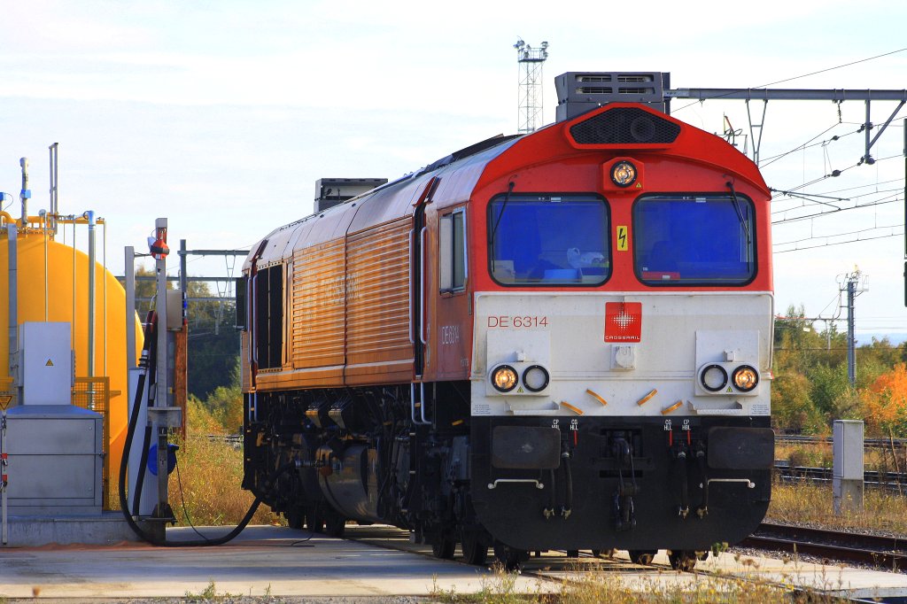 Die Class 66 DE6314  Hanna  von Crossrail beim Tanken in Montzen-Gare.
29.10.2011