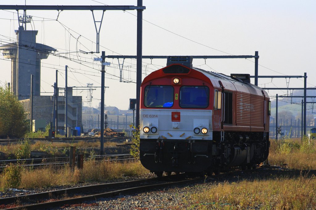 Die Class 66 DE6314  Hanna  von Crossrail steht in Montzen-Gare(B).
12.11.2011