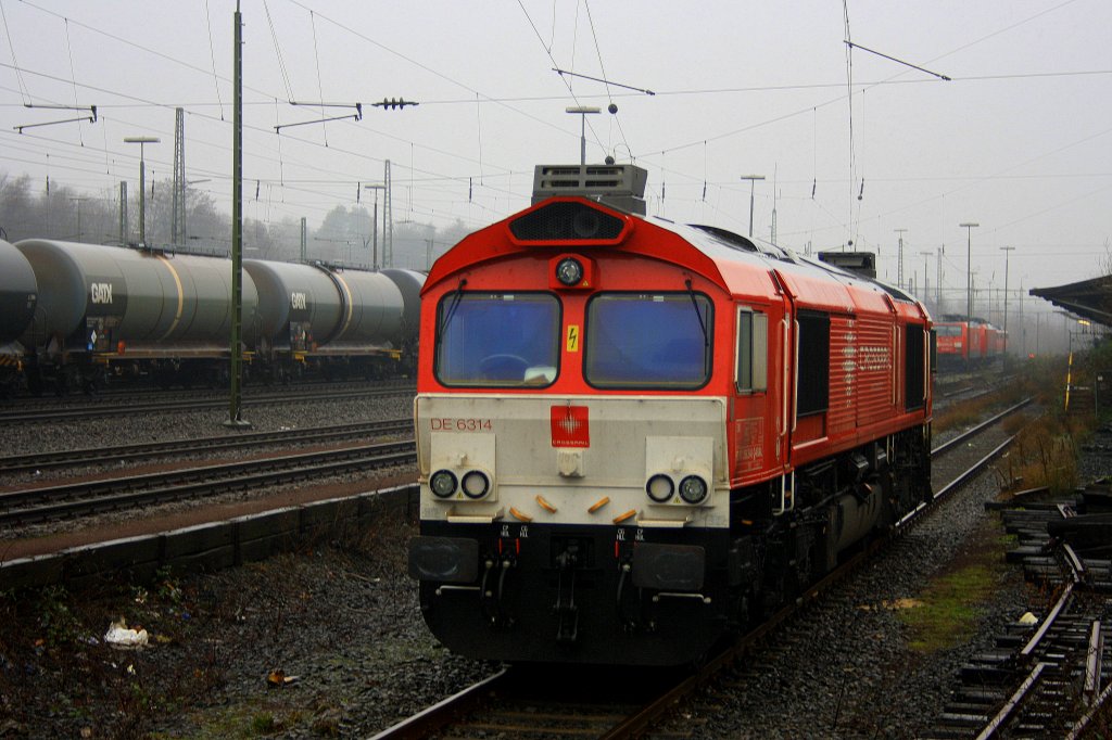 Die Class 66 DE6314  Hanna  von Crossrail steht abgestellt an der Laderampe in Aachen-West bei Nieselregen.
Am 22.12.2011