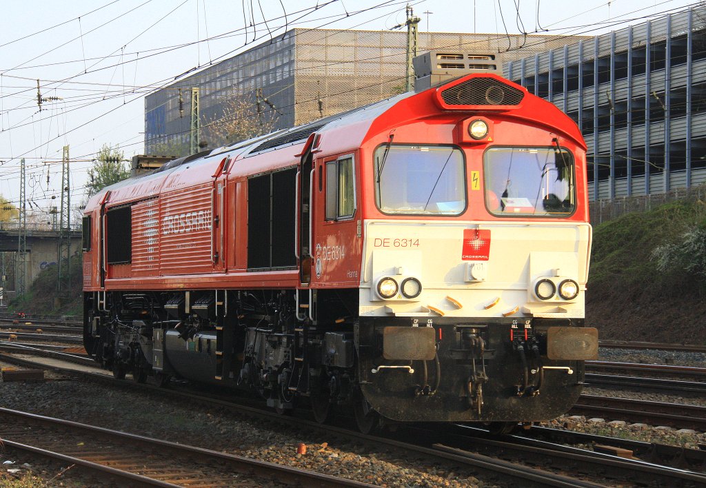 Die Class 66 DE6314  Hanna  von Crossrail rangiert in Aachen-West bei Abendsonne am 6.4.2012.