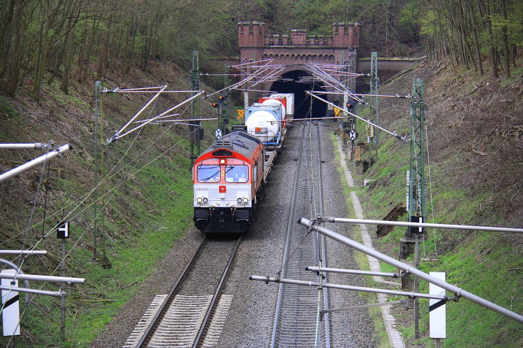 Die Class 66 DE6314  Hanna  von Crossrail zieht einen Containerzug aus dem Gemmenicher-Tunnel aus Richtung Belgien und f�hrt die Rampe nach Aachen-West herunter.
Aufgenommen bei Reinartzkehl am 12.4.2012.