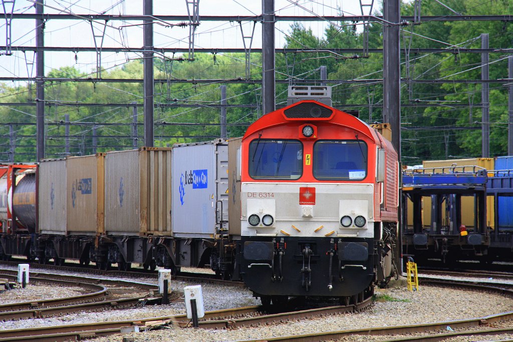 Die Class 66 DE6314  Hanna  steht in Montzen-Gare(B) mit einem Containerzug bei Sonne und Wolken am 10.6.2012.