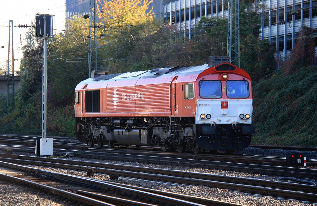 Die Class 66 DE6314  Hanna  von Crossrail kommt als Lokzug aus Montzen-Gare(B) und fhrt in Aachen-West ein bei schnem Herbstwetter am 28.10.2012.