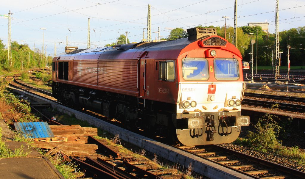 Die Class 66 DE6314  Hanna  von Crossrail steht abgestellt an der Laderampe in Aachen-West in der Abendsonne am Abend des 8.5.2013.