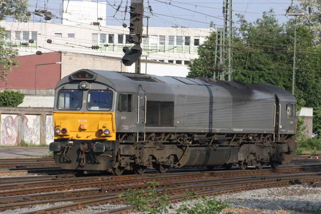 Die Class 66 DE6606 von Crossrail rangiert in Aachen-West bei Sonne.
11.5.2011