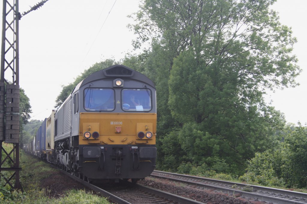 Die Class 66 DE6606 von Crossrail kommt mit einem gemischten Containerzug aus Richtung  Montzen/Belgien und fhrt nach Aachen-West bei Sonne.
Aufgenomen am Gemmenicher-Weg.
18.5.2011