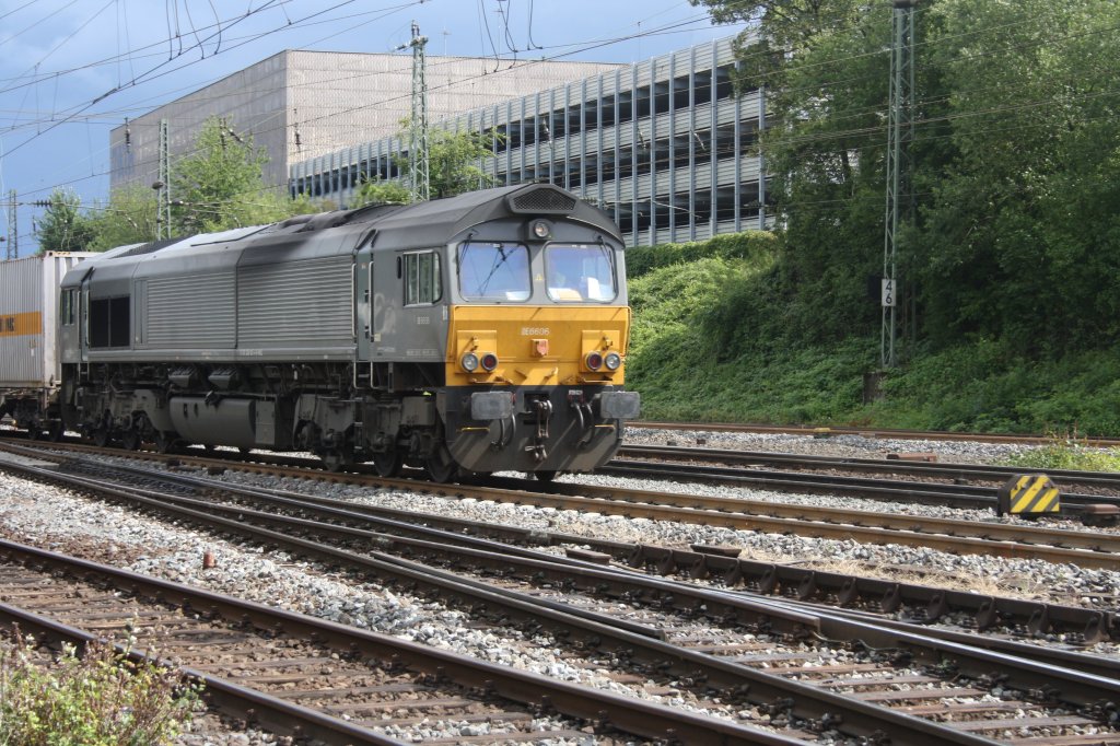 Die Class 66 DE6606 von Crossrail kommt mit einem gemschten KLV-Zug aus Belgien und fhrt in Aachen-West ein bei Sonne.
18.6.2011