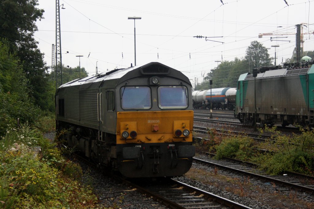 Die Class 66 DE6606 von Crossrail steht abgestellt in Aachen-West bei Regenwetter.
Aufgenomen an der Rampe vom Aachener-Westbahnhofes.
24.7.2011