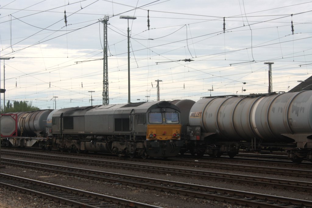 Die Class 66 DE6607 von BRLL steht in Aachen-West mit einem Contanierzug und wartet auf die Abfahrt nach Belgien bei Wolken.
6.8.2011
