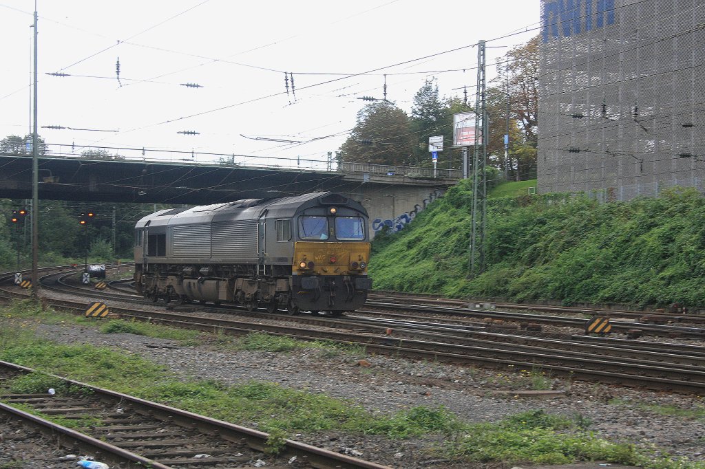 Die Class 66  DE6607 von Crossrail kommt als Lokzug aus Montzen(B) und fhrt in Aachen-West ein bei Regenwetter.
18.9.2011
