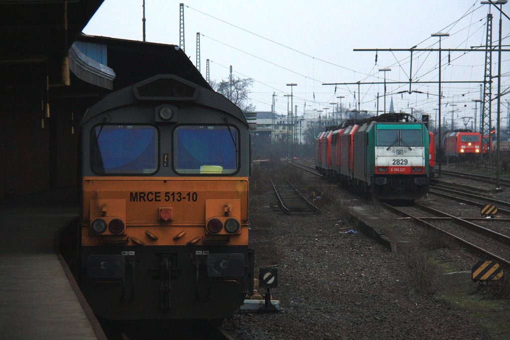 Die Class 66 MRCE 513-10 von DLC Railways steht abgestellt an der Laderampe und auf dem Nebengleis parkt die Cobra 2829 in Aachen-West bei Abendstimmung am 3.3.2012.
