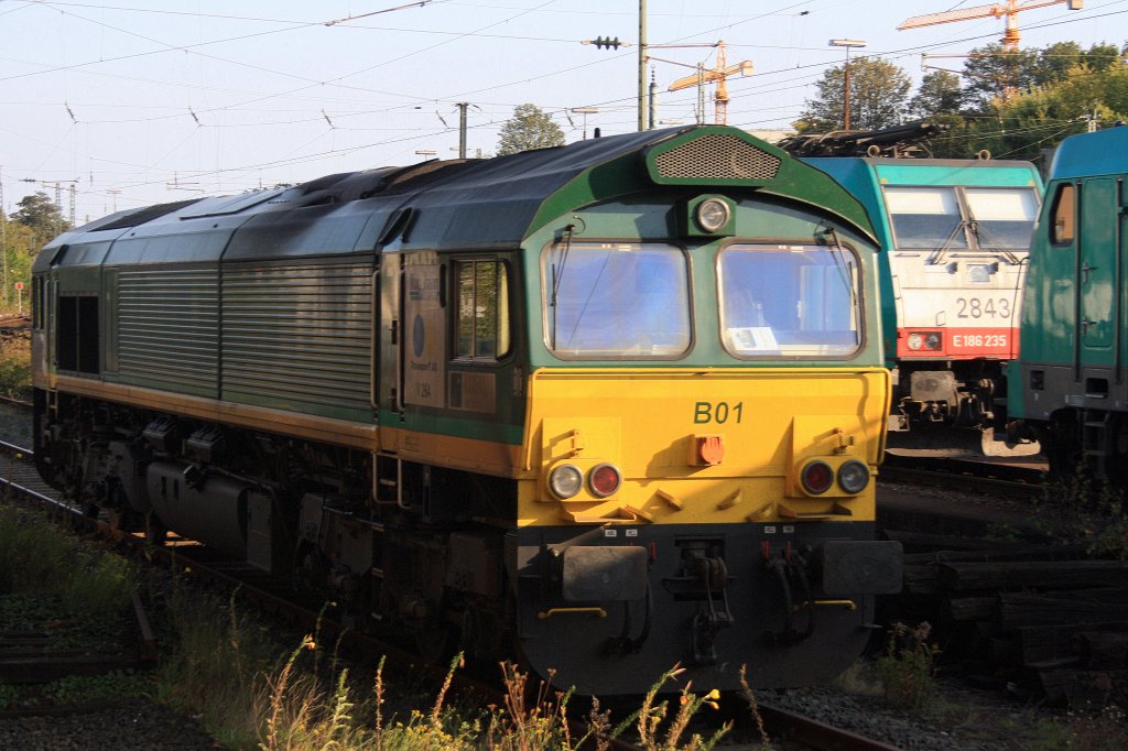 Die Class 66 PB01 von Ascendos Rail Leasing und der Rurtalbahn steht abgestellt in Aachen-West bei Sonne.
Aufgenommen an der Laderampe des Aachener-Westbahnhofes.
25.9.2011
