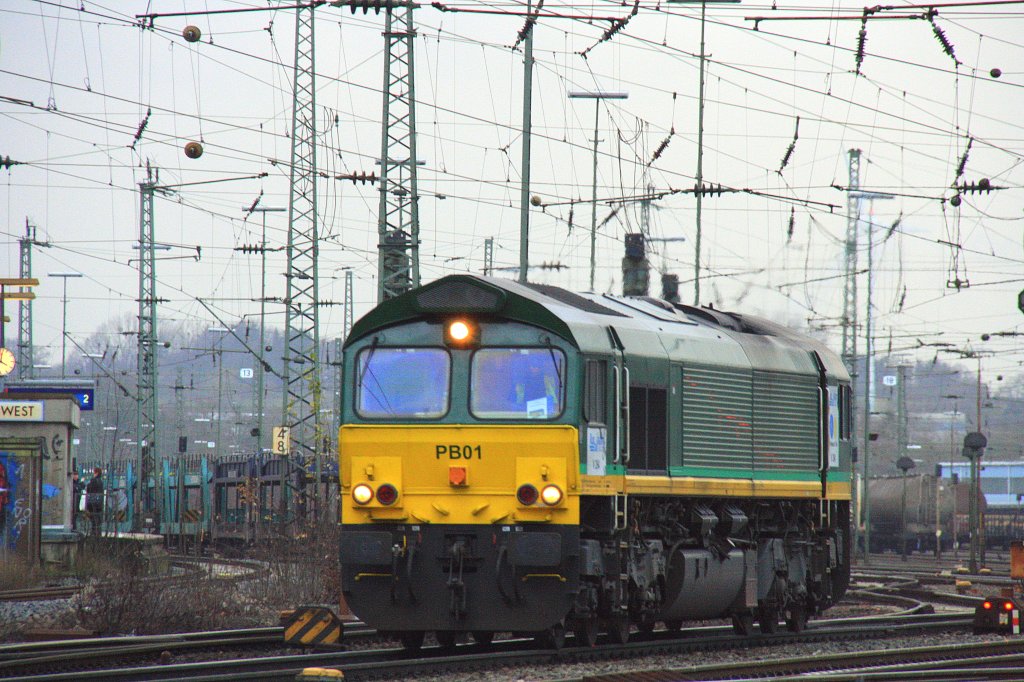 Die Class 66 PB01 von der Rurtalbahn rangiert in Aachen-West bei Abendstimmung am 30.12.2011.