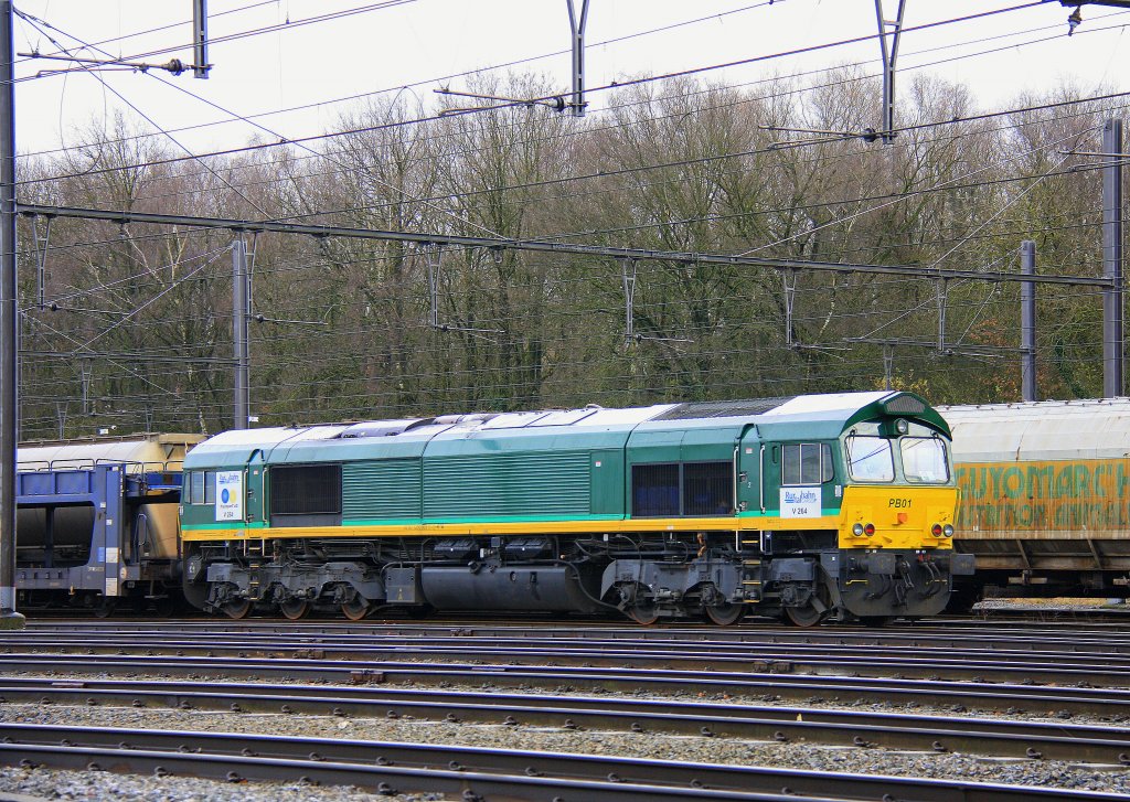 Die Class 66 PB01 von der Rurtalbahn steht mit einem Autoleerzug in Montzen-Gare(B) am 2.1.2012.
