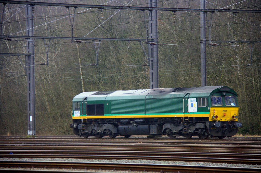 Die Class 66 PB01 von der Rurtalbahn steht in Montzen-Gare(B) bei Nieselregen am 28.2.2012.