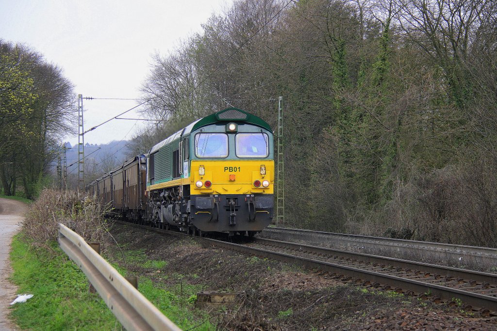 Die Class 66 PB01 von der Rurtalbahn kommt mit einem  Bleizug aus Antwerpen-Lillo(B) nach Stolberg-Hammer und fhrt die Gemmenicher-Rampe nach Aachen-West runter .
Aufgenommen am Gemmenicher-Weg am 30.3.2012.