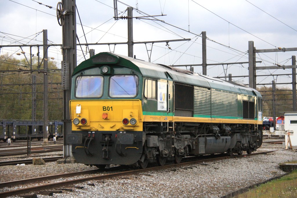 Die Class 66 PB01 von der Rurtalbahn steht abgestellt in Montzen-Gare(B) bei Aprilwetter am 21.4.2012.
