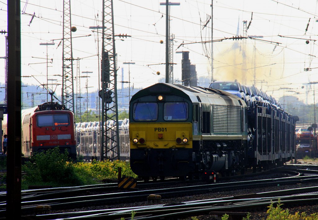 Die Class 66 PB01 von der Rurtalbahn fhrt mit einem Dacia-Autozug von Aachen-West nach Belgien bei der Abendstimmung am 24.5.2012.

