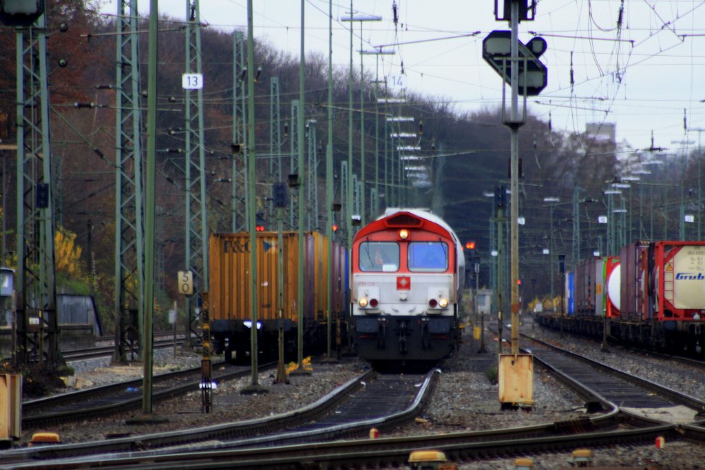 Die Class 66 PB03  Mireille  von Crossrail steht in Aachen-West mit einem Silozug und wartet auf die Abfahrt nach Belgien.
4.12.2011

